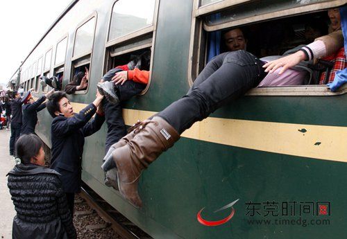 get on aboard quick through the window, China's Spring Festival Travel'><br>