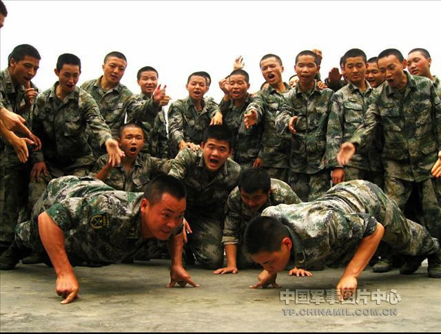 chinese army men doing push-up training, PLA training pictures