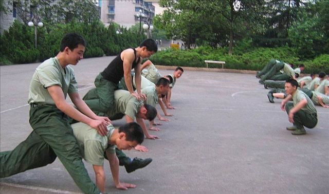 chinese soldiers push-up training