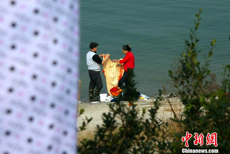 laundry in yangtze river, china environmental problem