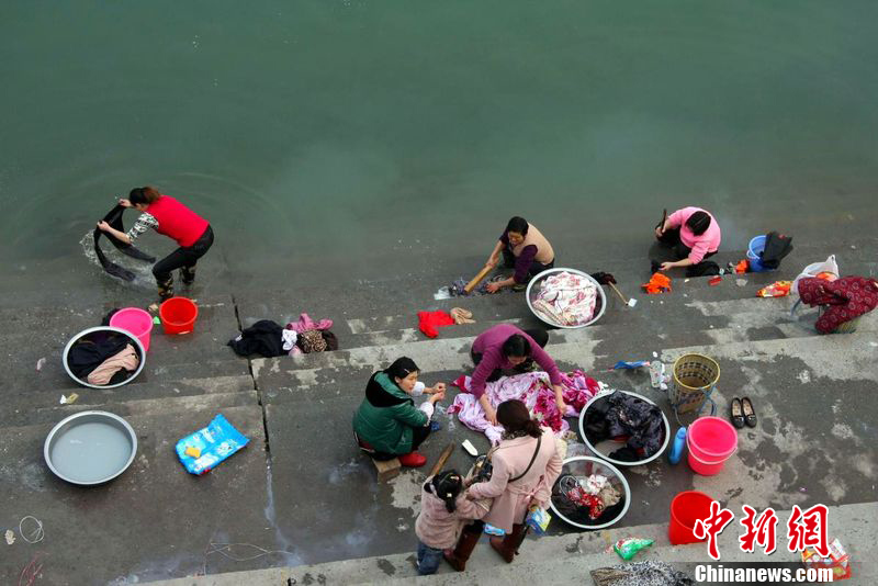 doing laundry in yangtze river, china's environmental crisis