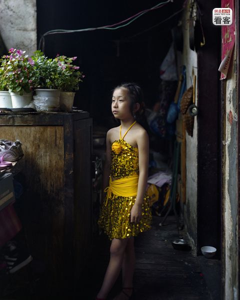 chongqing's shibati area, resident portraits, a dance lover has to practice in hallway