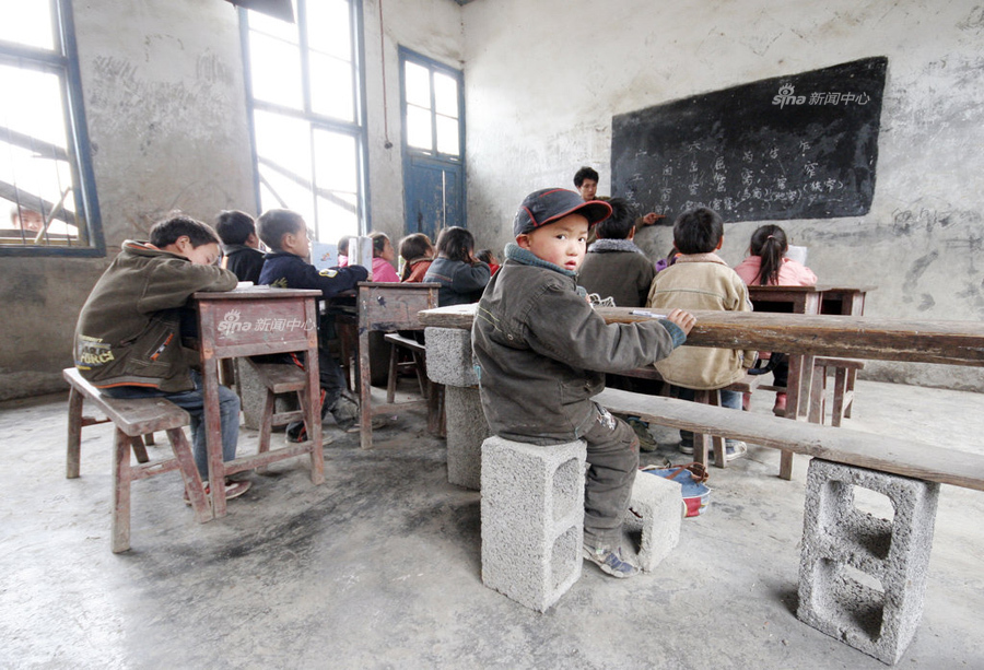 Many schools in remote western Hunan mountain areas are in similar situation, no teachers, short of basic facilities, even desk and chairs