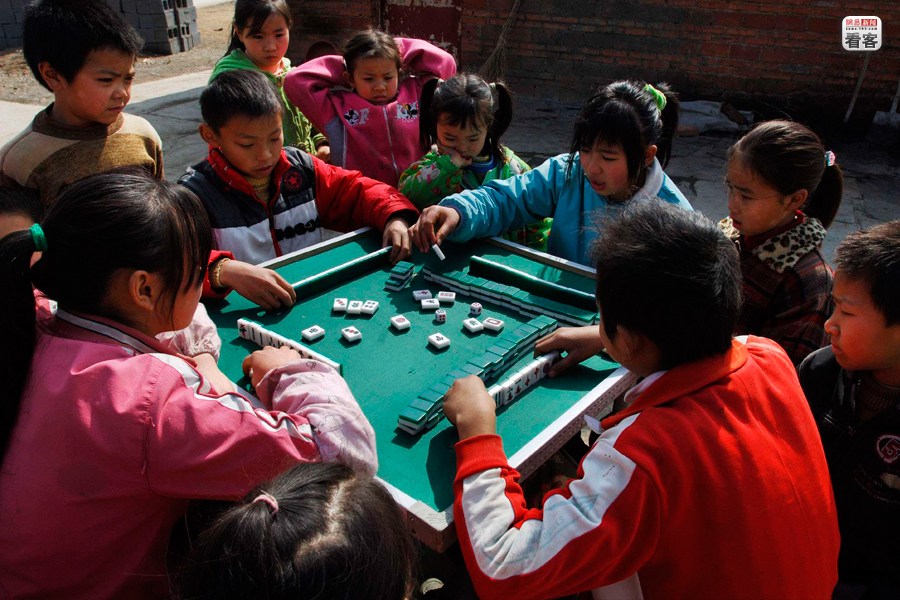 crazy mahjong in china, children are playing Mahjong