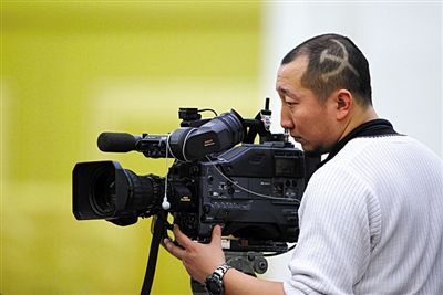 a cameraman update his haircut