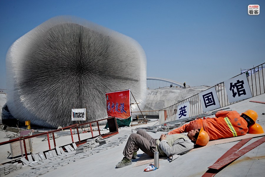 At the Shanghai Expo United Kingdom Hall construction site, several construction workers are taking a nap during a break 
