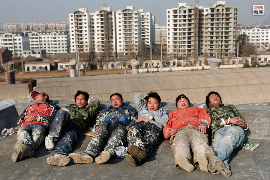 A group of construction painting workers are sleeping on a building roof in Jinan