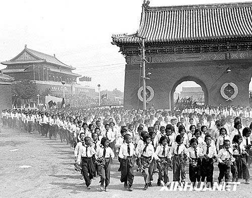 Students on Chang'an avenue near Tiananmen in celebration of 1st Anniversary of new China
Photo by Ding Yi on October 1, 1950.