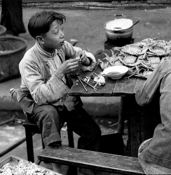 old shanghai 1945, eatting crab