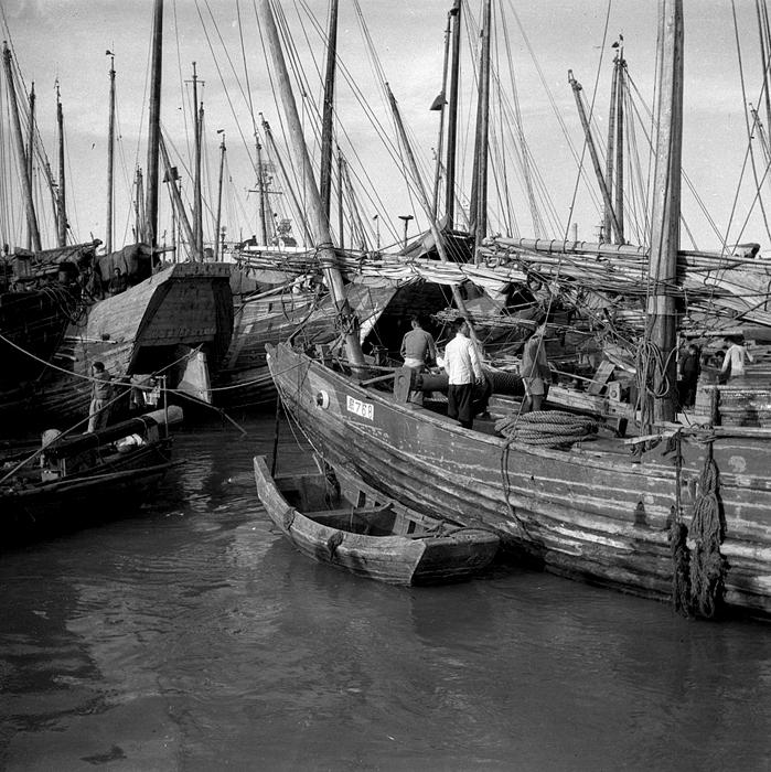 junks in harbor, shanghai old pictures