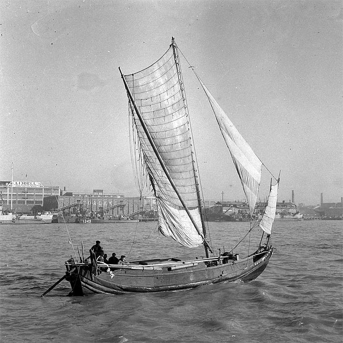 junk under sail, shanghai in 1945