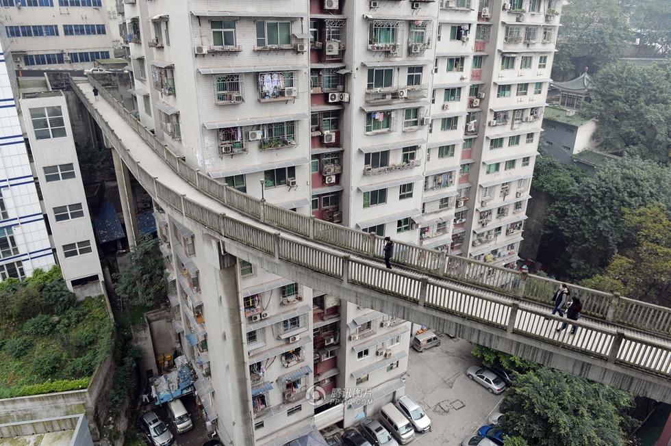bridge between building in chongqing