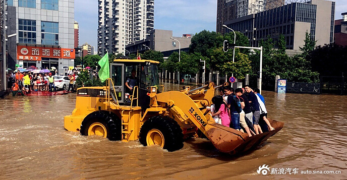 ferry people over flooeded area in wuhan 2016 summer