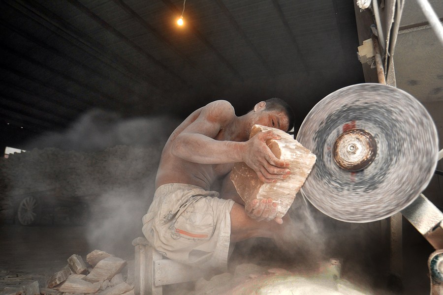 chinese labor working in a tough situation without protection
