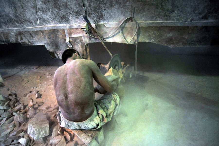 chinese labor working in a tough situation